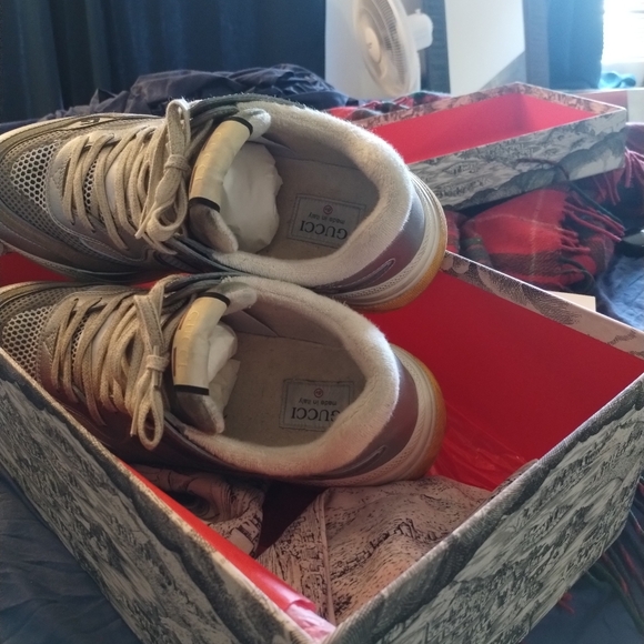 9/5 men authentic Gucci sneakers original box with extra shoelace good condition - Picture 4 of 8
